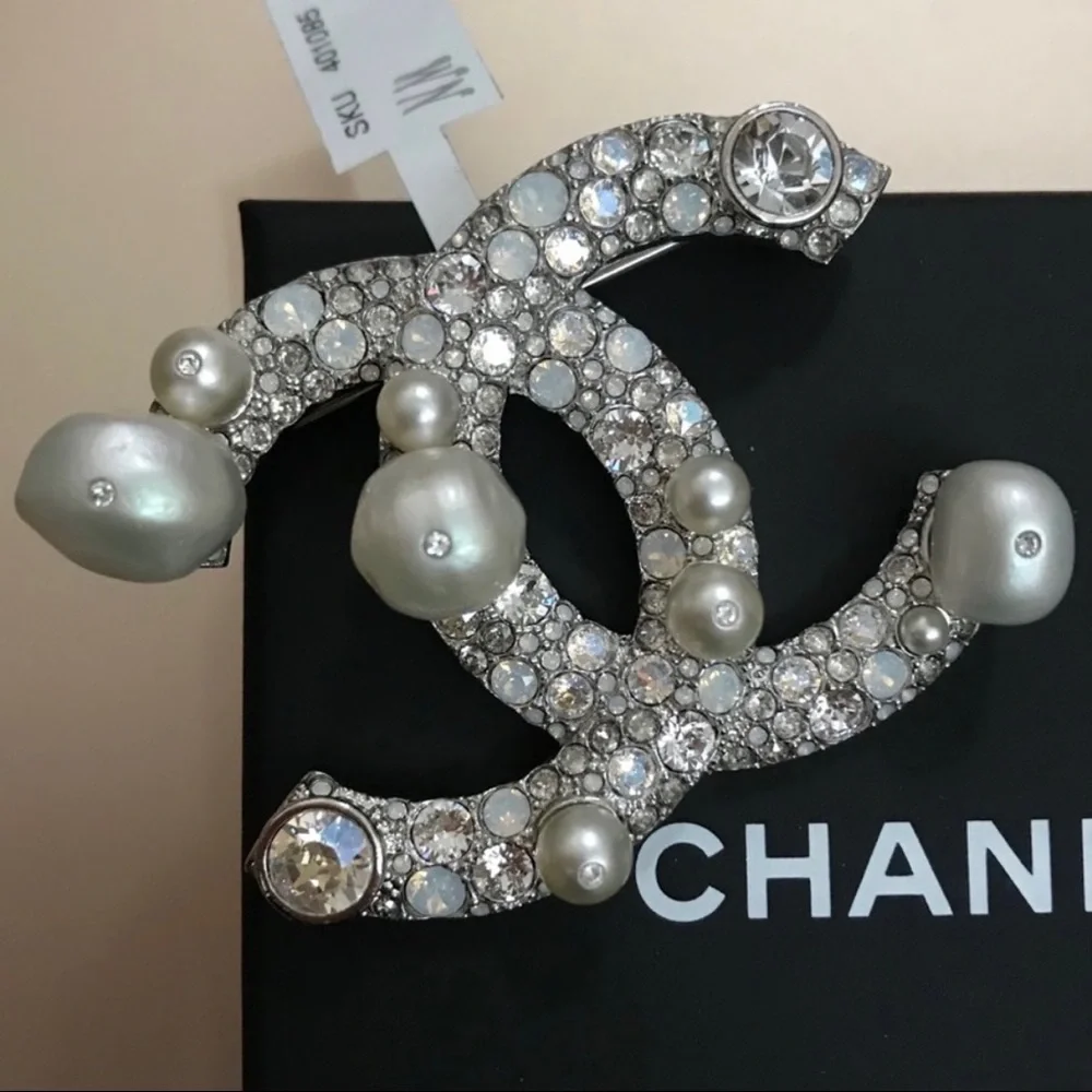 XL Pearl Chanel broach pin